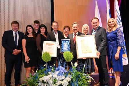 ozs_227_družina Dulc, zlati ključ za 45 let dela v obrti in častni član